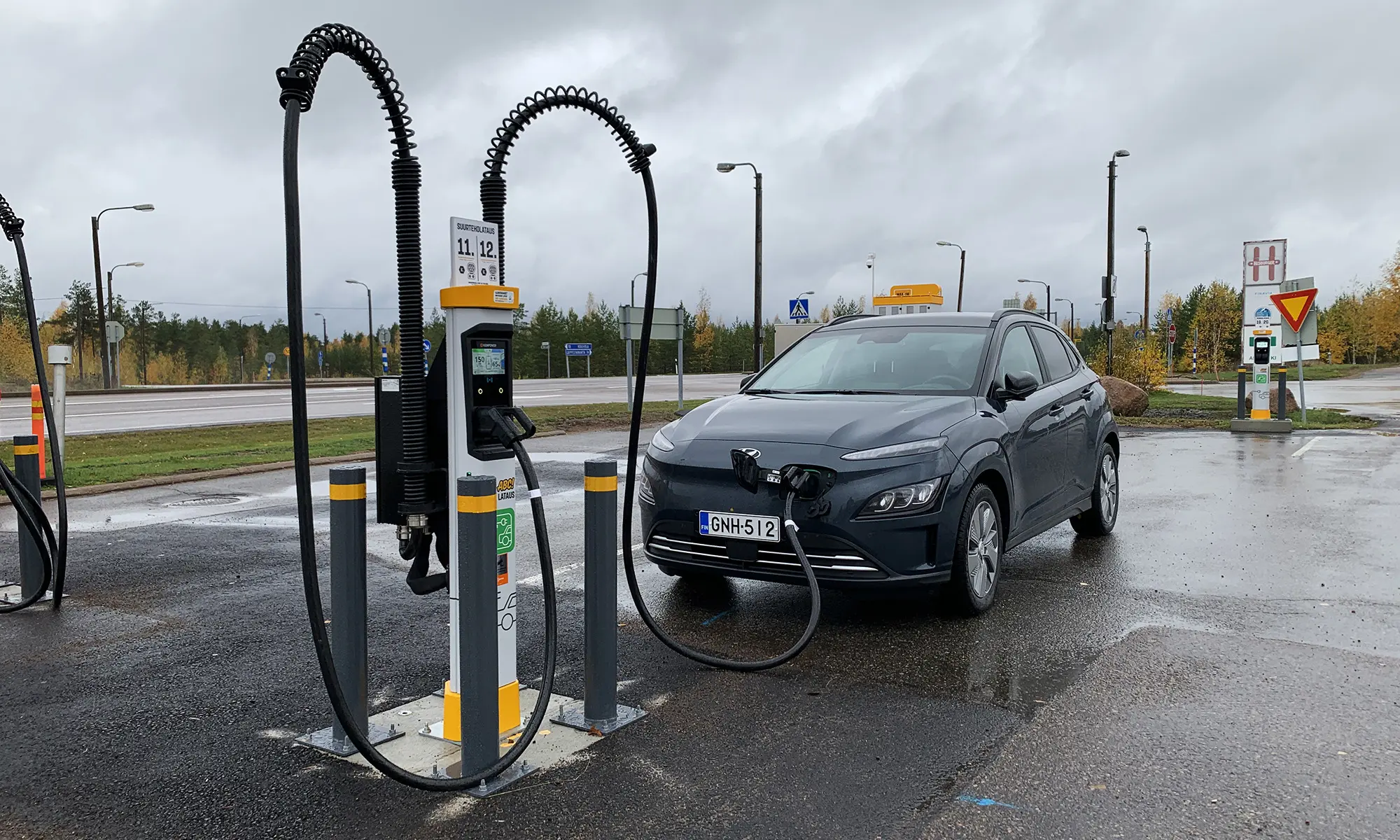 Hyundai Kona Electric pikalatauksessa Suomessa sähköauton latauskustannusten vertailua varten