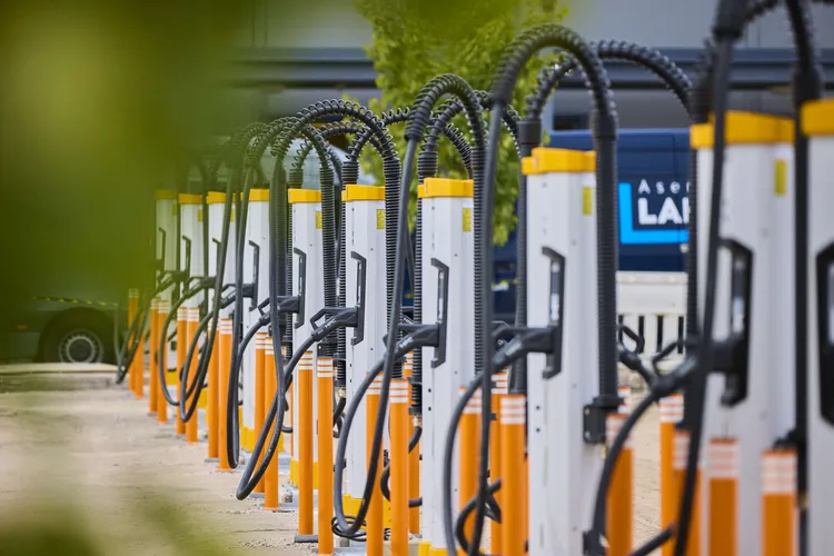 Sähköauton lataushintojen vaihtelu latausasemilla Suomessa pörssisähkön hintavaihtelun rinnalla